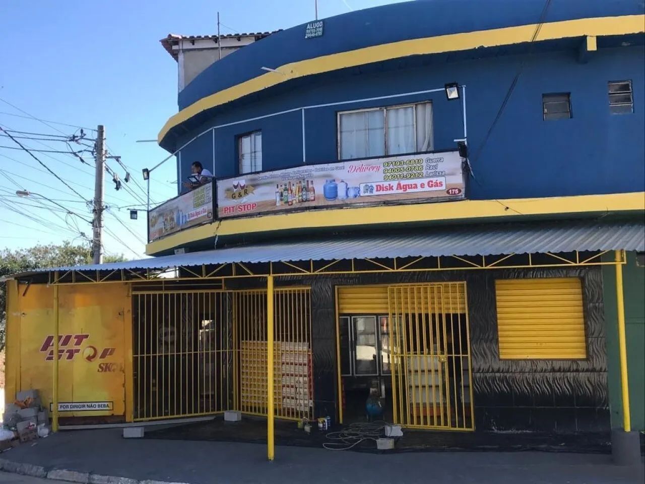 Prédio comercial e residencial com 10 casas e 5 saloes renda 11.000