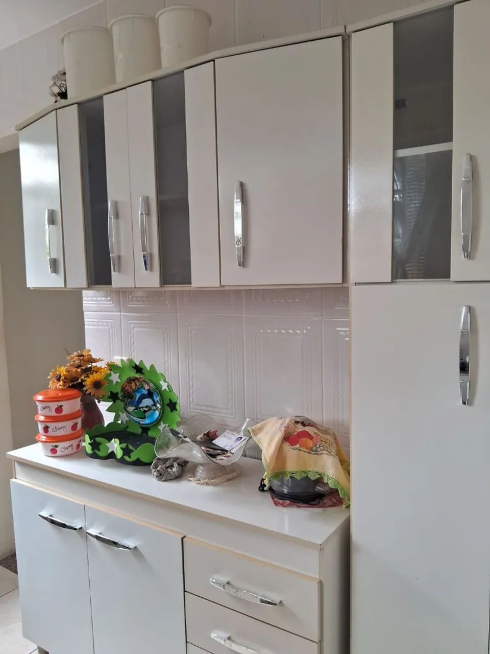 Vendo sofá 2 e 3 lugares,rack,conjunto de cozinha e cama de casal.  - Foto 2
