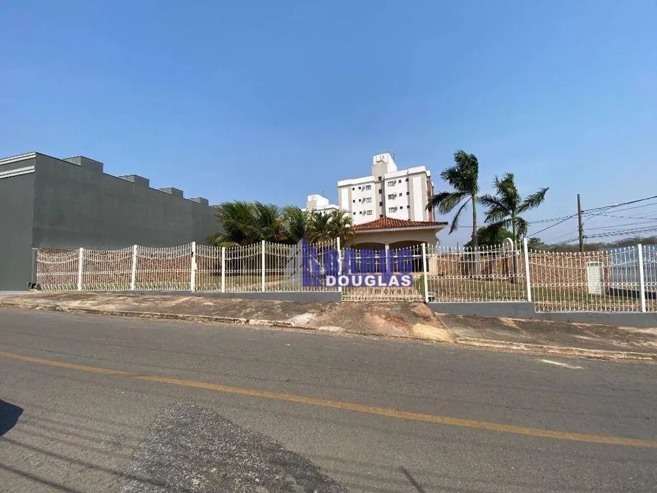 ALUGA-SE Casa comercial, 3 terrenos com total 1.350m2 de terreno de esquina, com 5 quartos - Foto 5