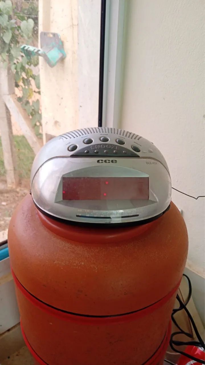 Rádio relógio digital CCE modelo DLE-45X