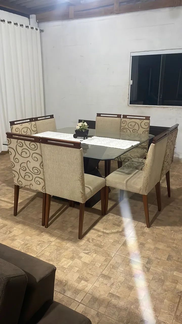 Armário, mesa, sofá 