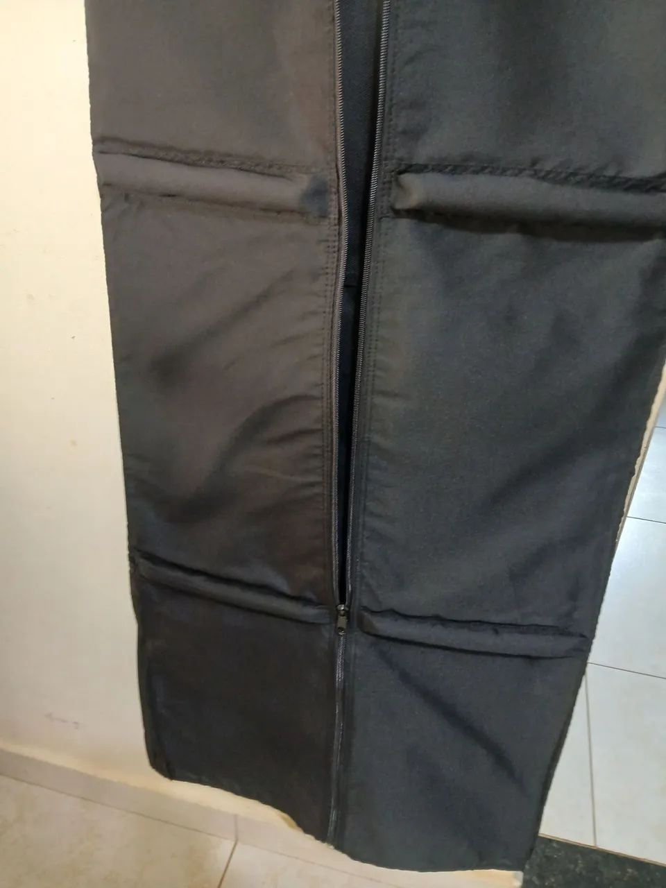 Porta terno na forma de bolsa/pasta de mão marca Lansay  - Foto 4