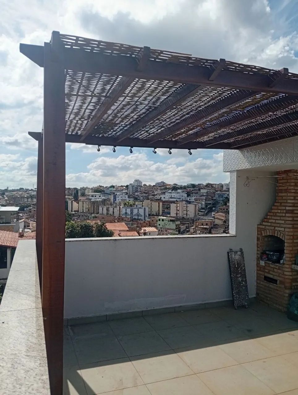 Pergolado de madeira com forro de bambu para área externa  - Foto 4