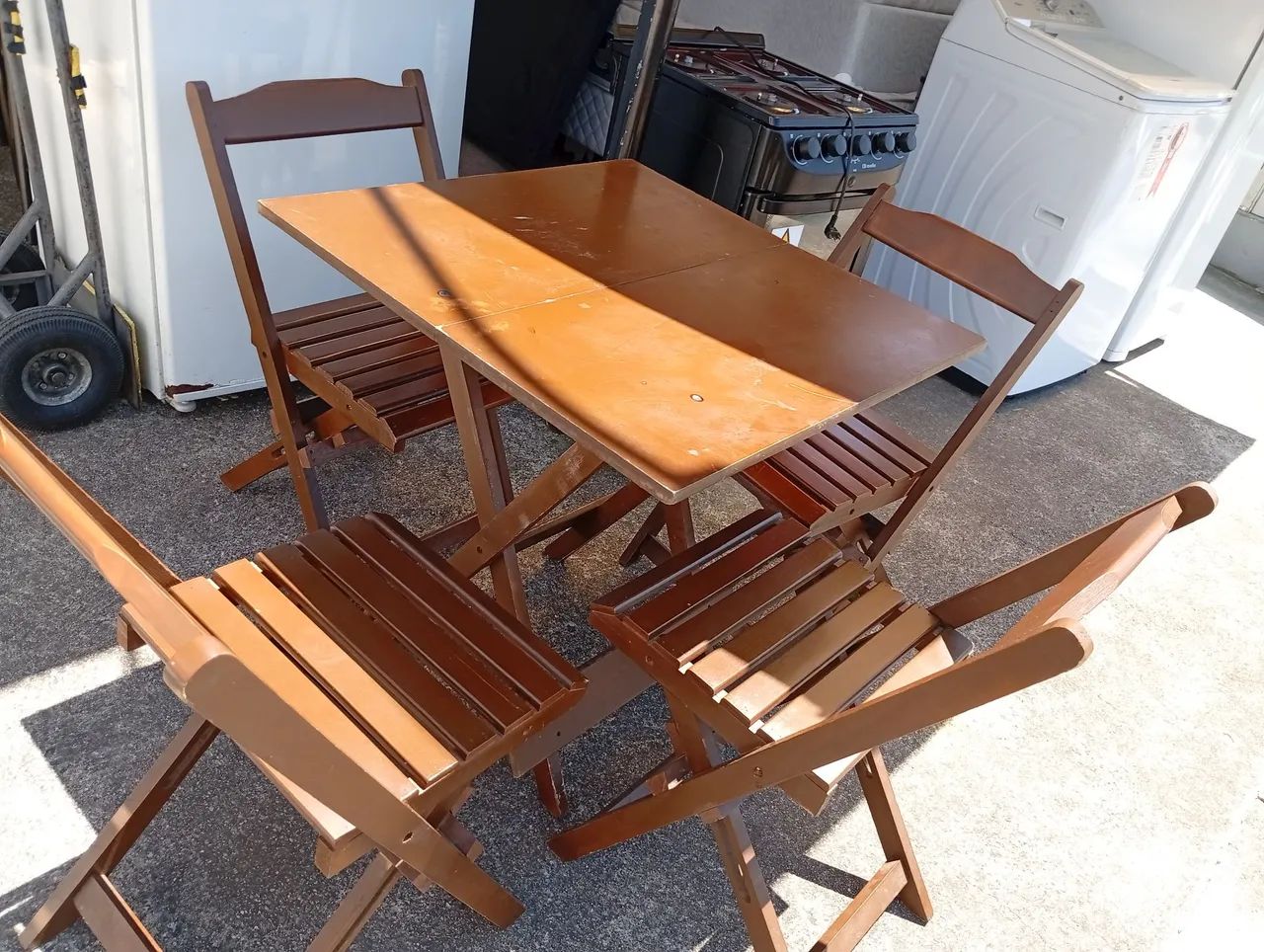Mesa dobrável com 4 cadeiras 