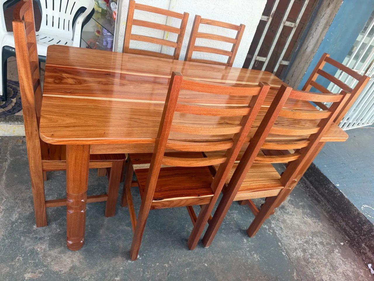 Mesa 6 cadeiras nova pernas torneadas 