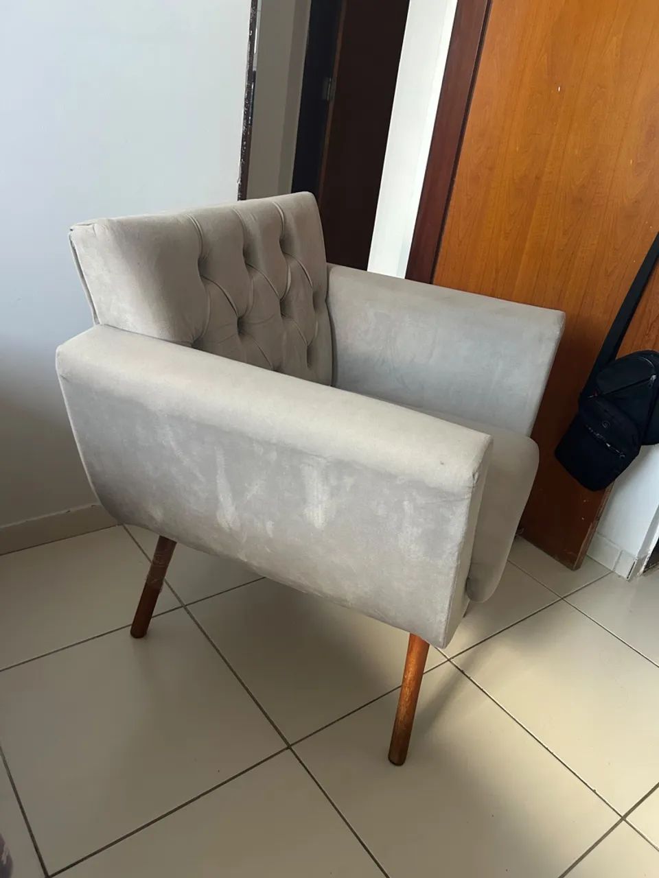 Vendo par de Poltronas em tecido Bege - Foto 3