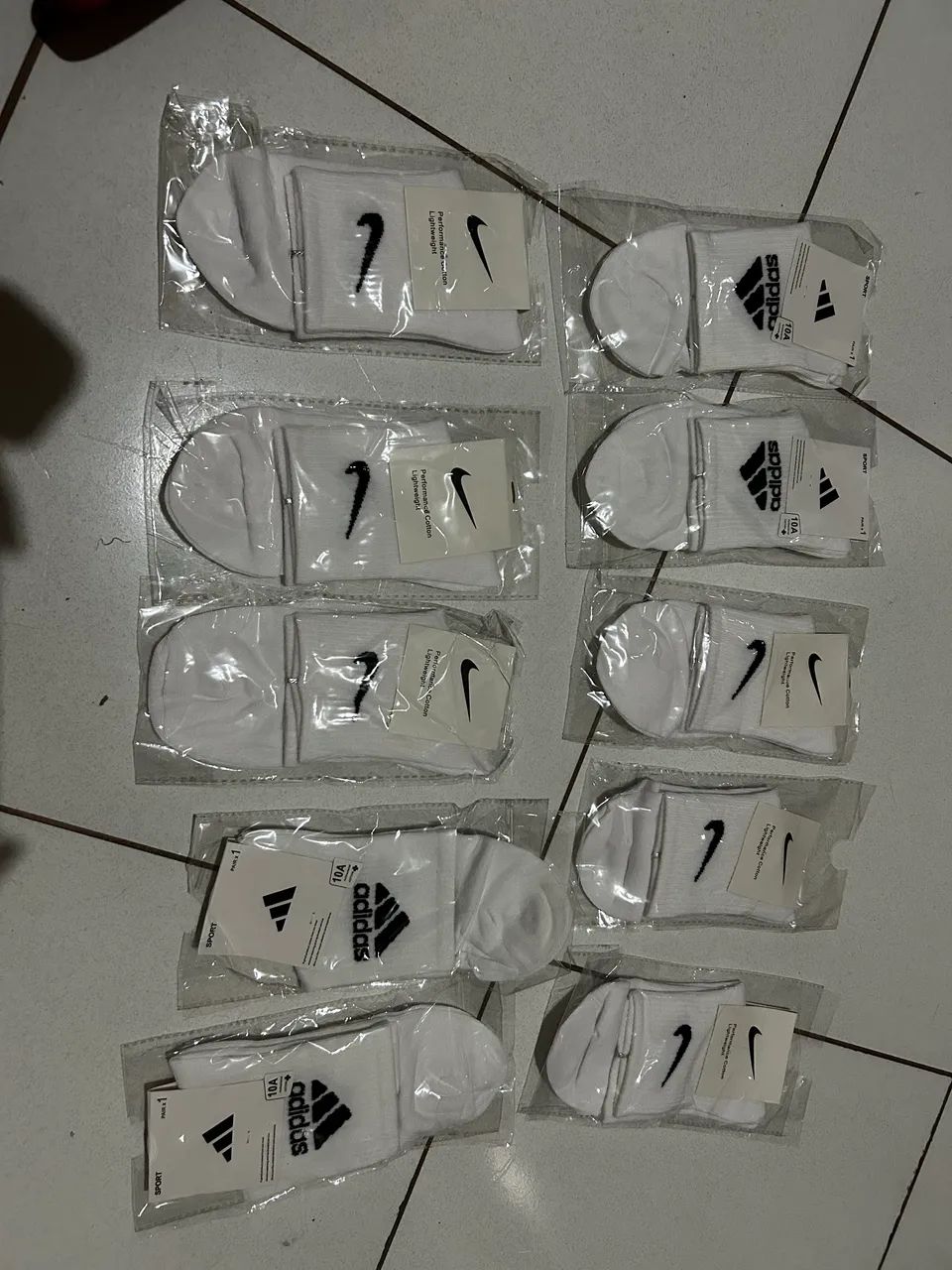 Kit com 10 pares de meias brancas cano médio  - Foto 2