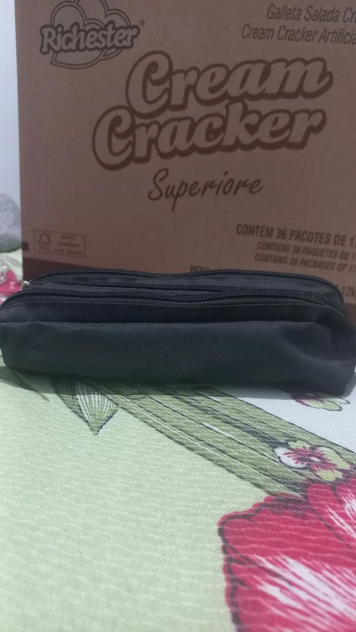 Eu estou vendendo este outro estojo preto.