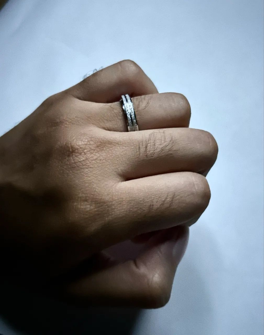     Anel de Prata Fina Diamantinada em Ótimo Estado ?