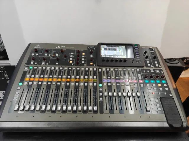 MESA DIGITAL X32 BEHRINGER COM CASE pouco uso  - Foto 3