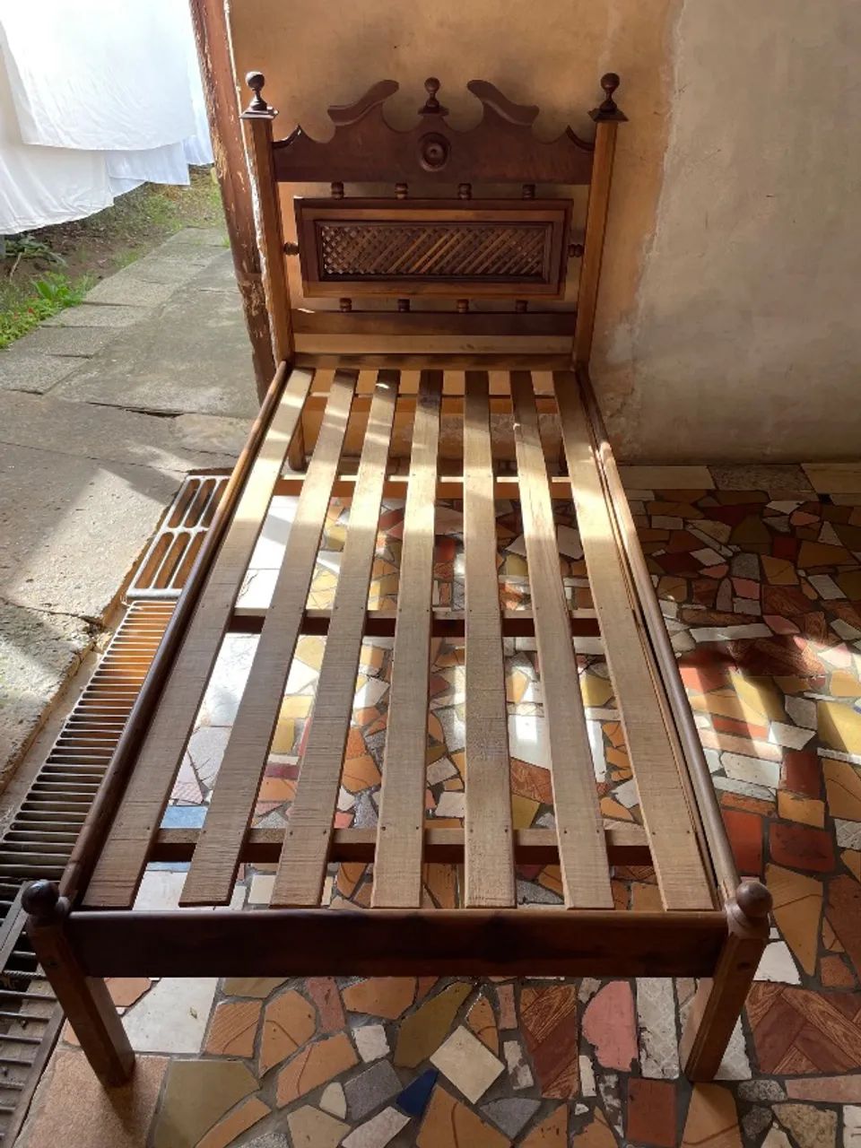 Cama de solteiro em madeira maciça (imbuia) 