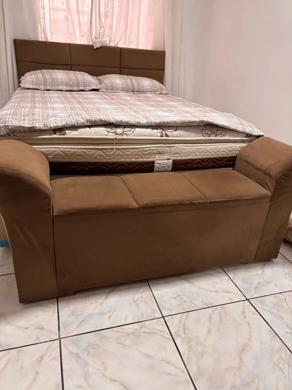 VENDO CAMA QUEEN SIZE COMPLETA - COM BAÚ E CABECEIRA!  - Foto 4