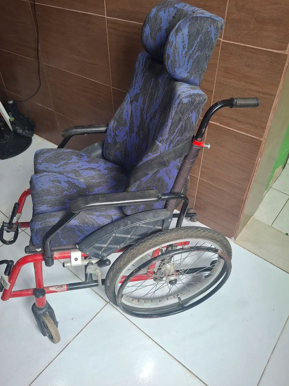 Vendo cadeira de rouda  - Foto 3
