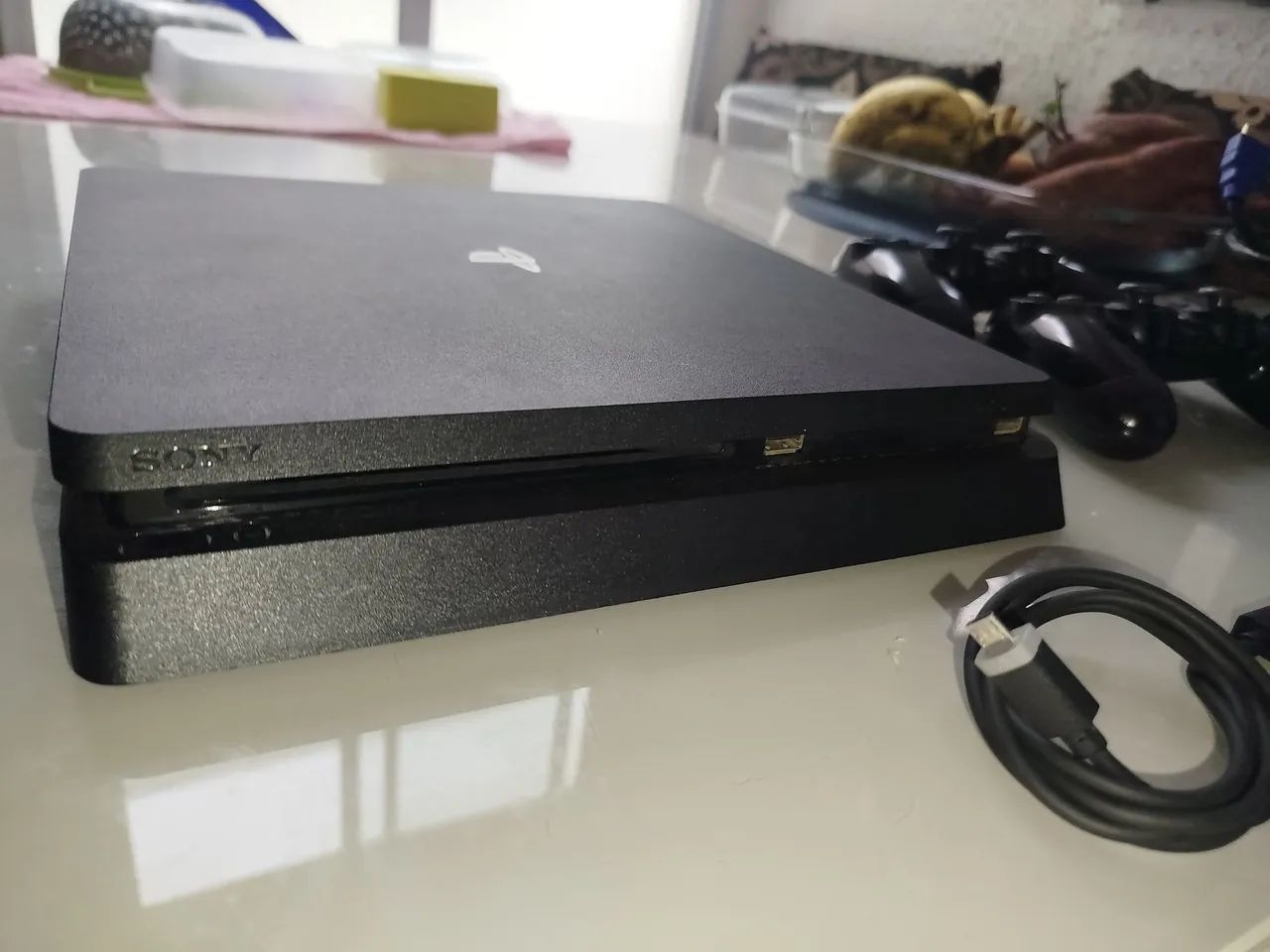 PS4 slim 800GB + 2 Controles originais+ cabos + conta com 50 mais de 50 jogos inclusos - Foto 2