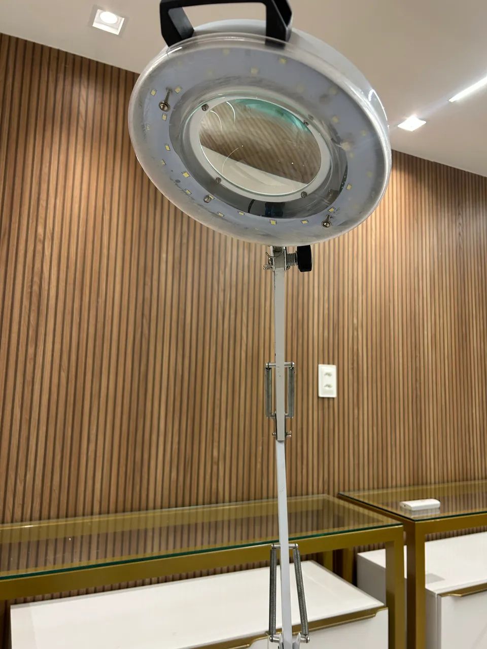 Lupa de Estética com Tripé e Luz de LED - Marca Estek (Excelente Estado) - Foto 2