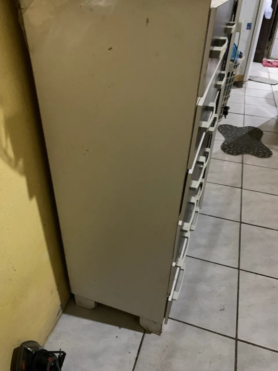 Cômoda Preta e Branco com 6 gavetas e 1 Sapateira. Em ótimo estado Valor a Combinar - Foto 2