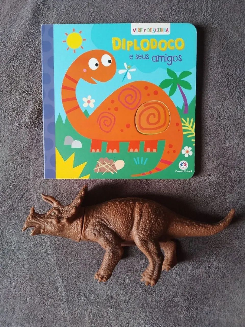 livro sensorial + brinquedo