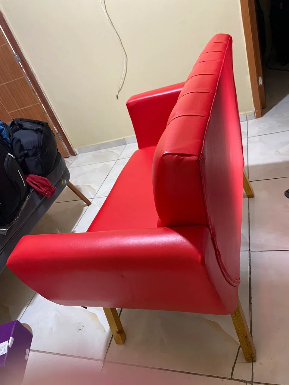 Sofa Namoradeira  Vermelha  de Couro - Foto 4