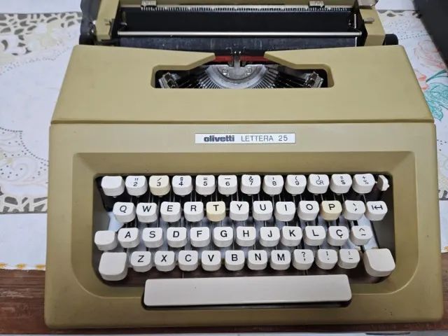 Máquina de escrever Olivetti Lettera 25 com capa original