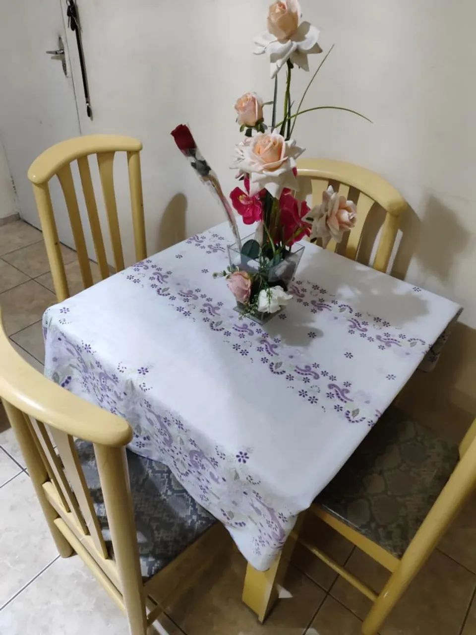 Mesa com 4 cadeira usa em perfeito estado  - Foto 4