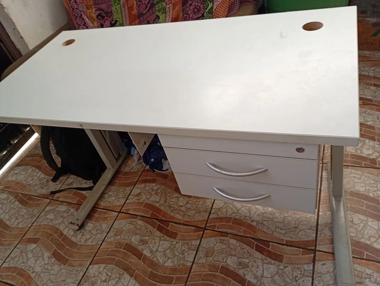 Mesa de escritório com 2 gavetas  - Foto 2