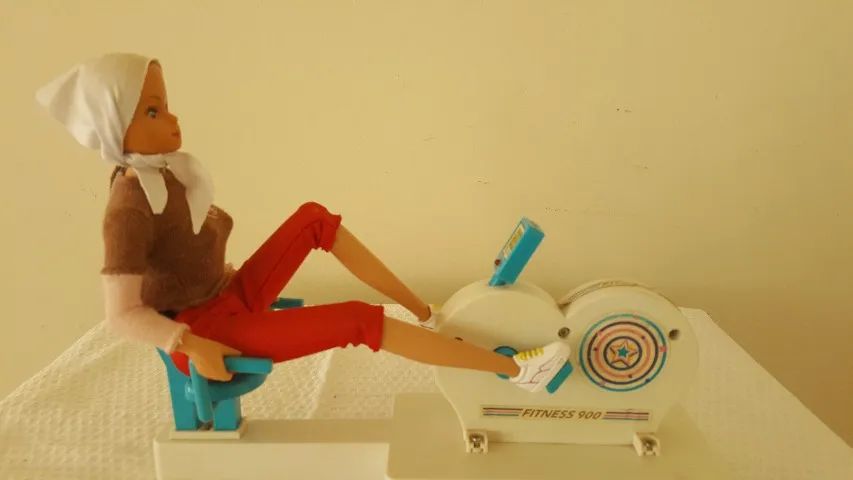 Boneca barbie na bicicleta ergometria  - Foto 3