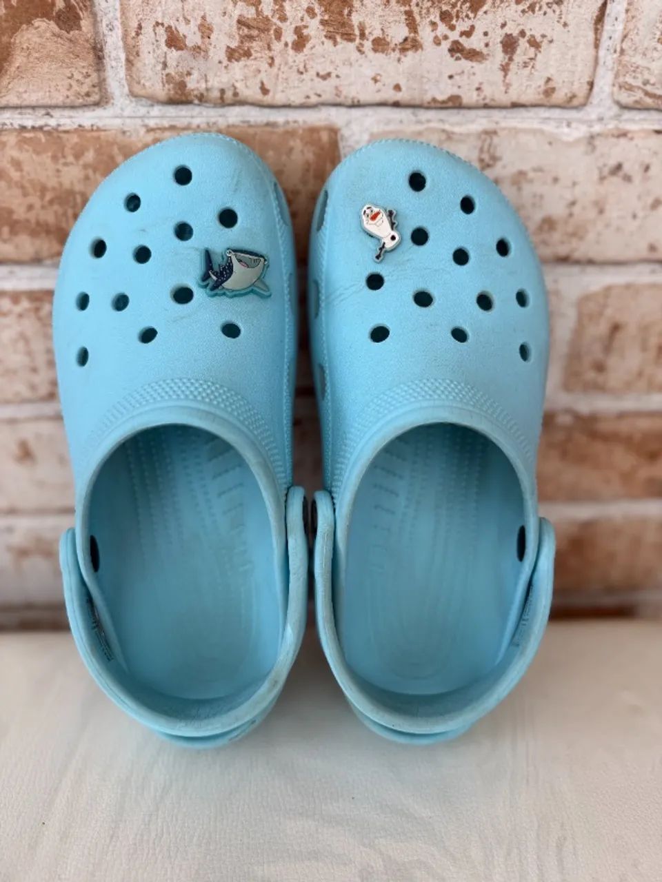 Crocs Classic Clog com dois jibbitz - Foto 3