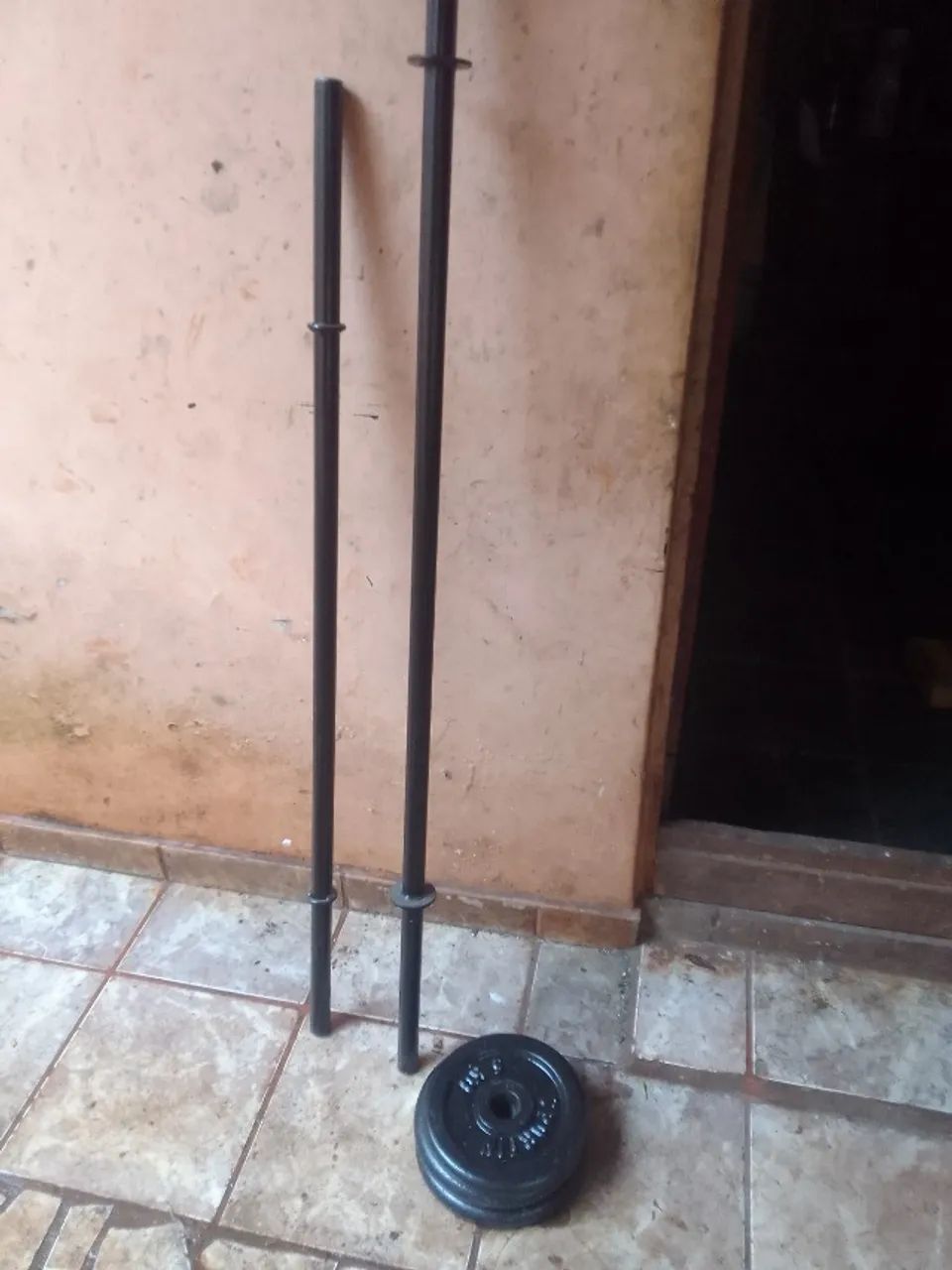 Barra macica 1,50 euma 1,20  maciças  e 4 a nilhas de 5 kilos cada - Foto 3