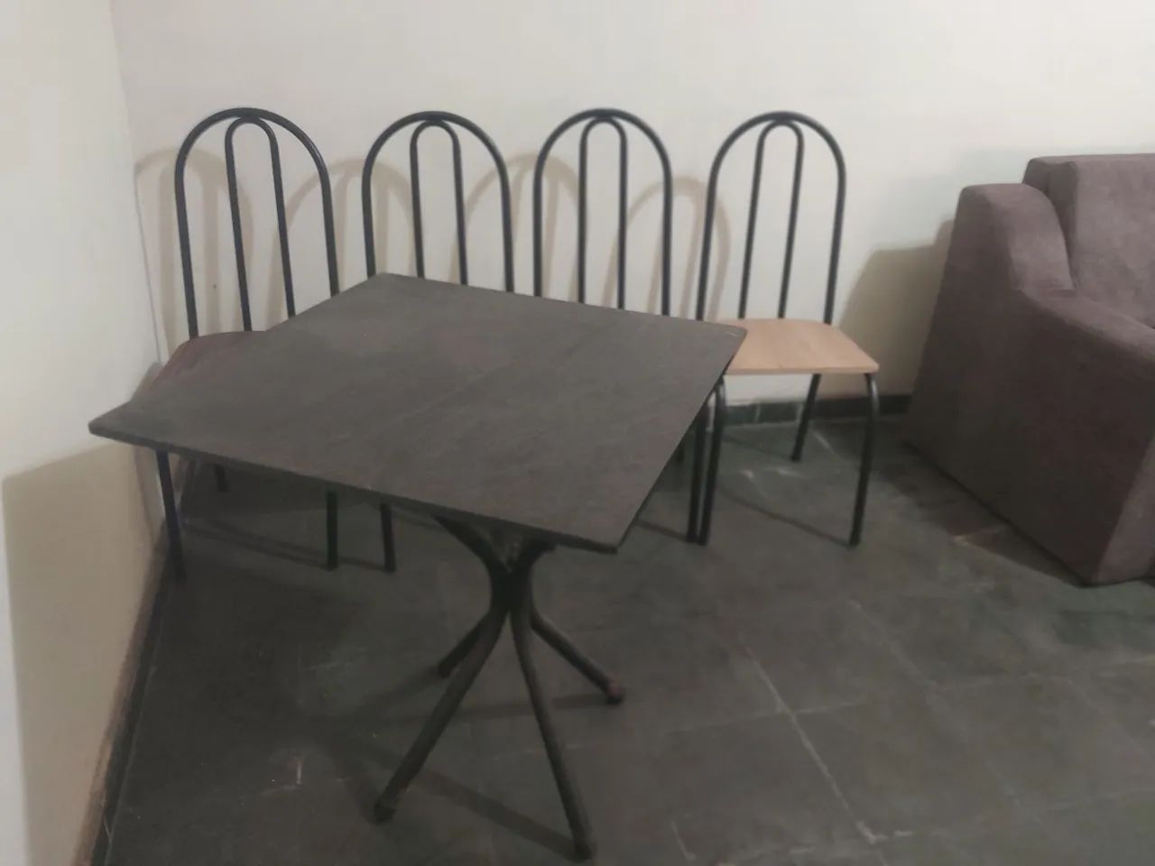 MESA COM 4 CADEIRAS 