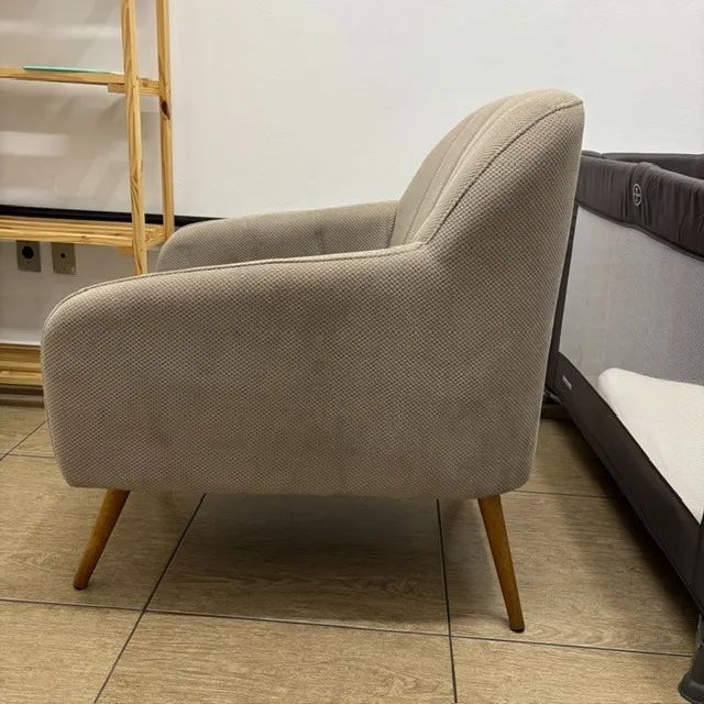 Poltrona Retrô Pé Palito - Bege / Fendi - Confortável em ótimo estado - Foto 3