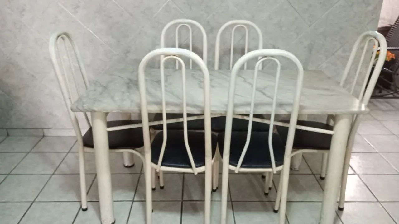 Mesa acompanha 6 cadeiras