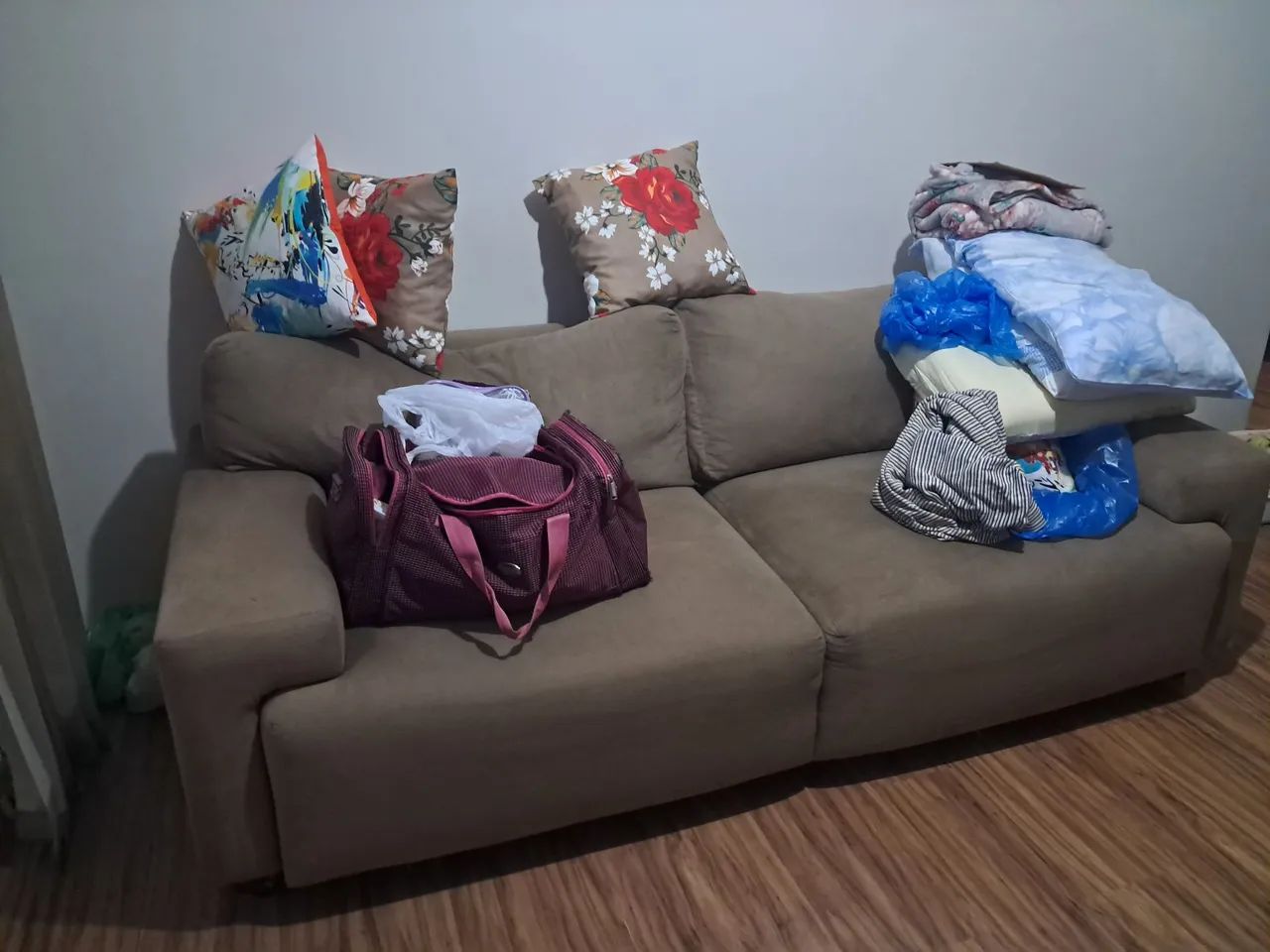 Sofá 3 lugares para reparo e higienizaçâo
