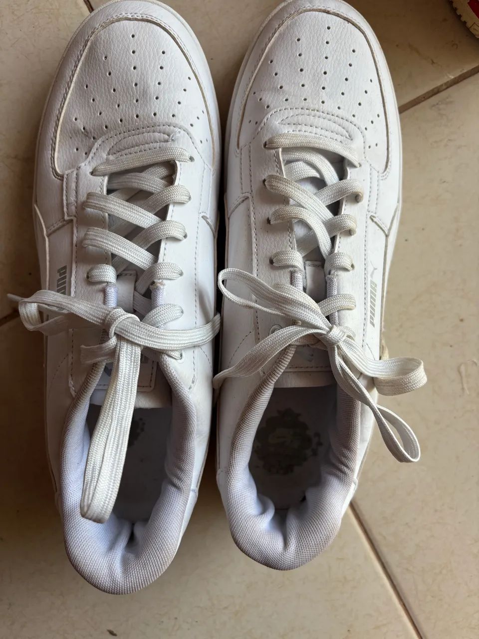 Vando sapatos com numeração de 40 e 42 os dois de marca original 