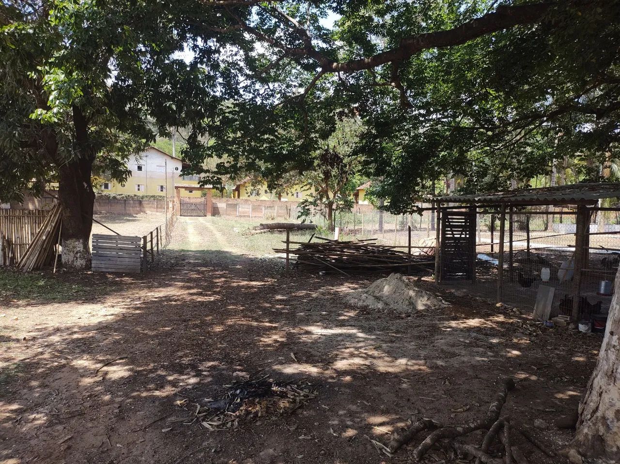 Sítio de 3.200m² em Juatuba - PORTEIRA FECHADA. Casa grande de 300m², a 2km do Centro.  - Foto 4