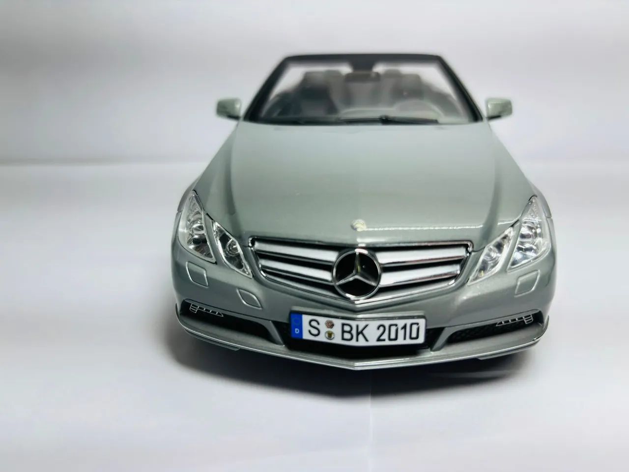 Miniatua Mercedes Benz Classe E500 1/18 - Foto 3