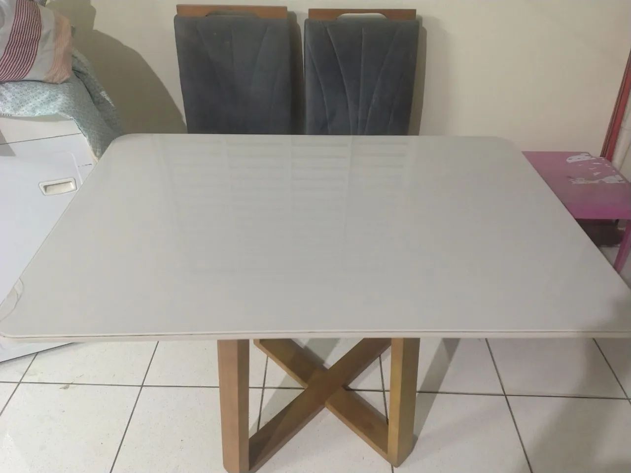 Mesa de tampo de vidro com 4 cadeiras