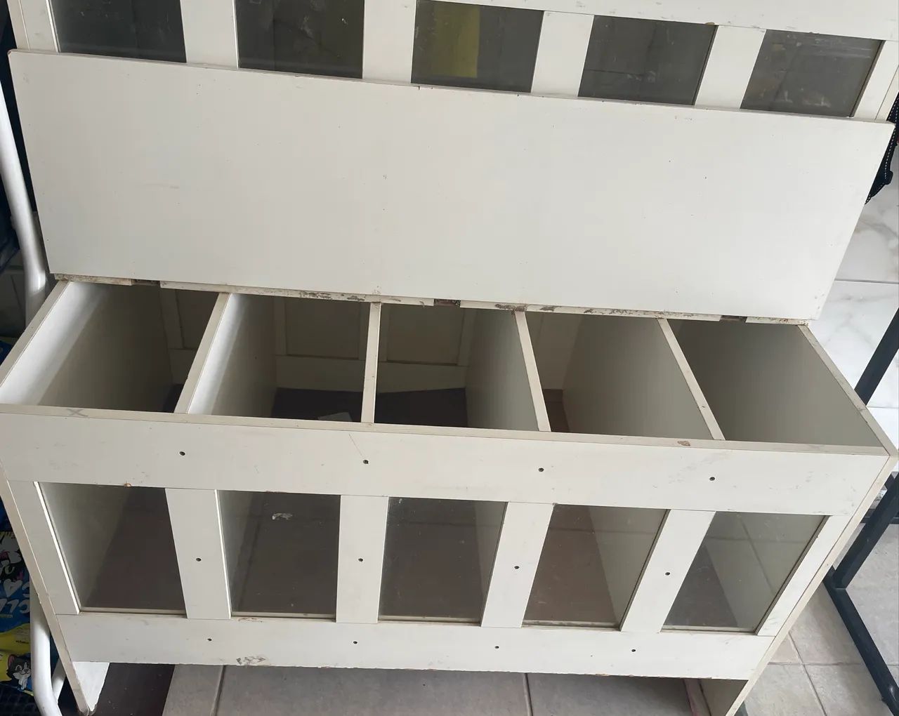 Dispenser para ração em madeira semi novo - Foto 3