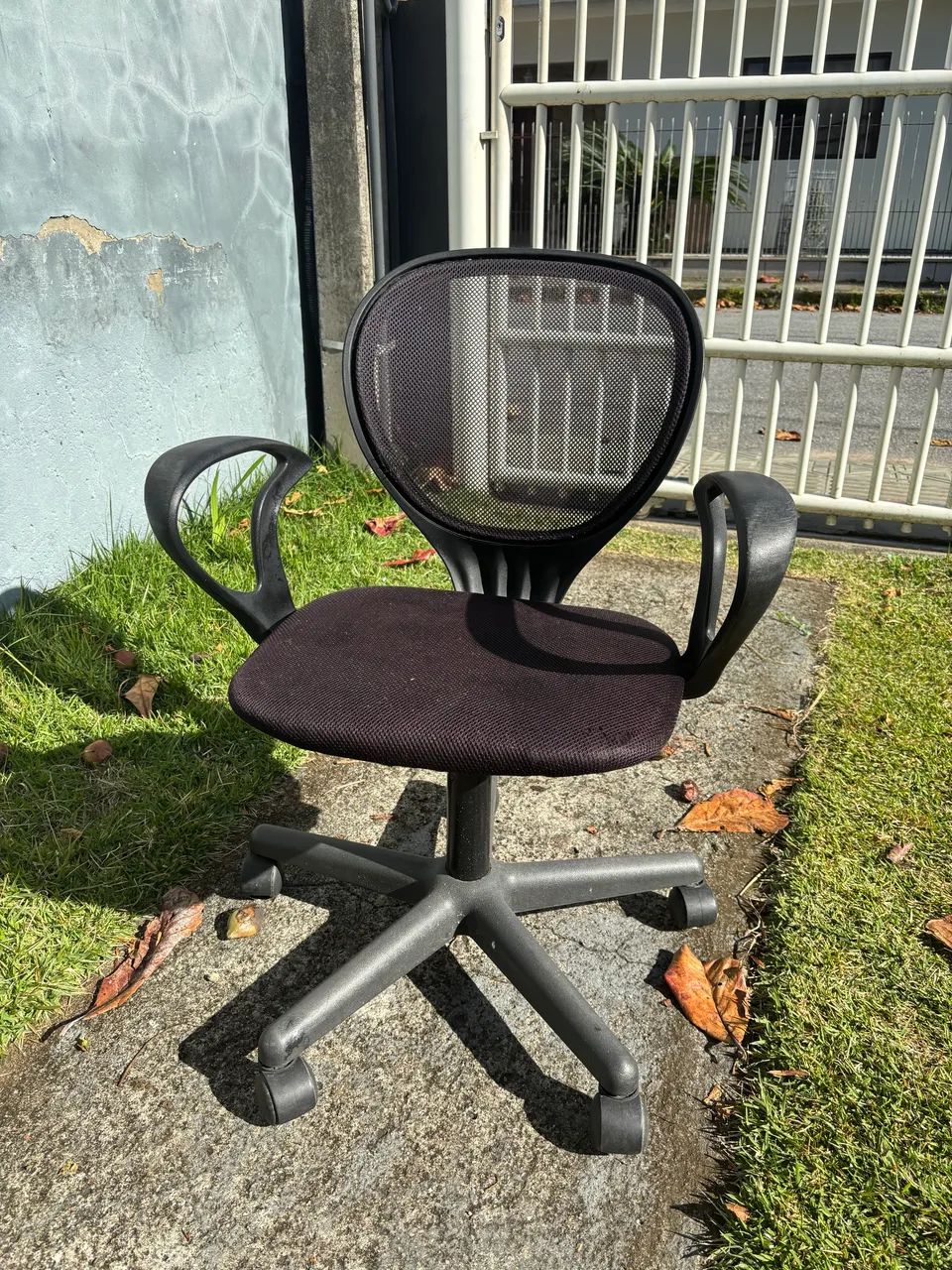 Cadeira escritório preta básica 