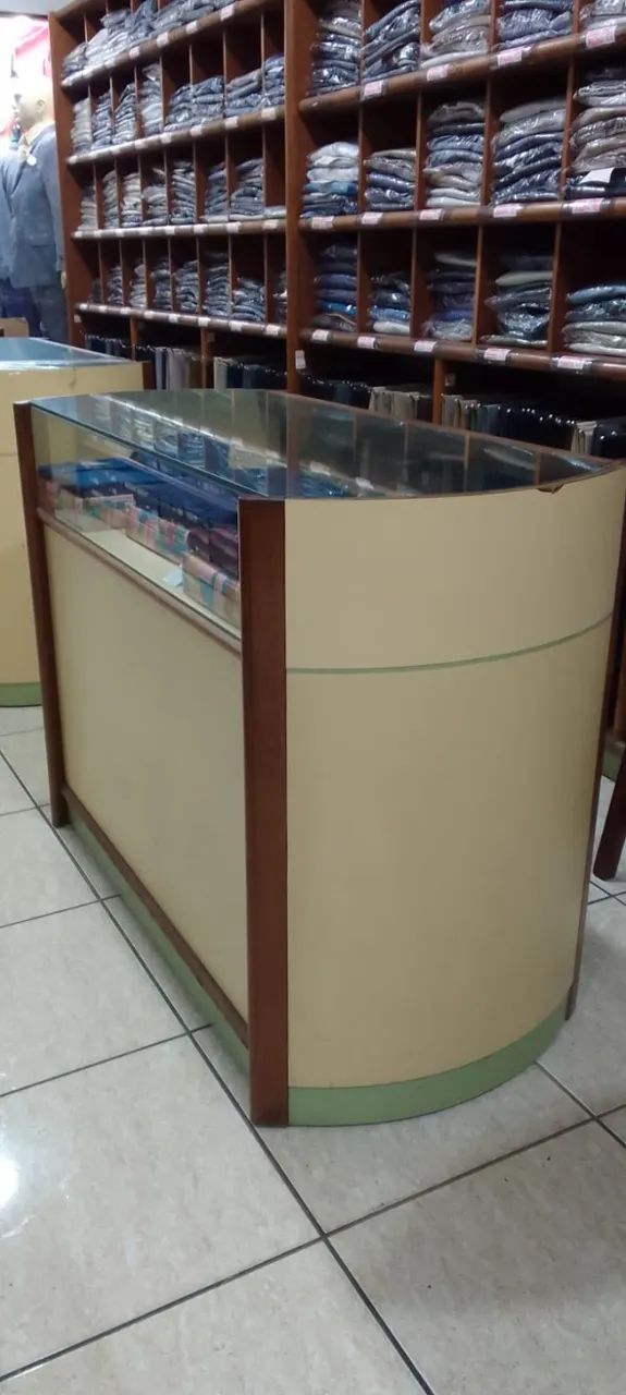 Balcão Vitrine Curvo Expositor de Madeira e Vidro - 1,25m - Foto 4