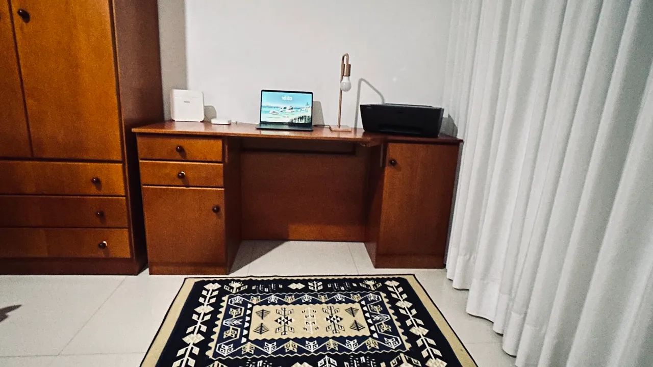 Bancada de computador em madeira 