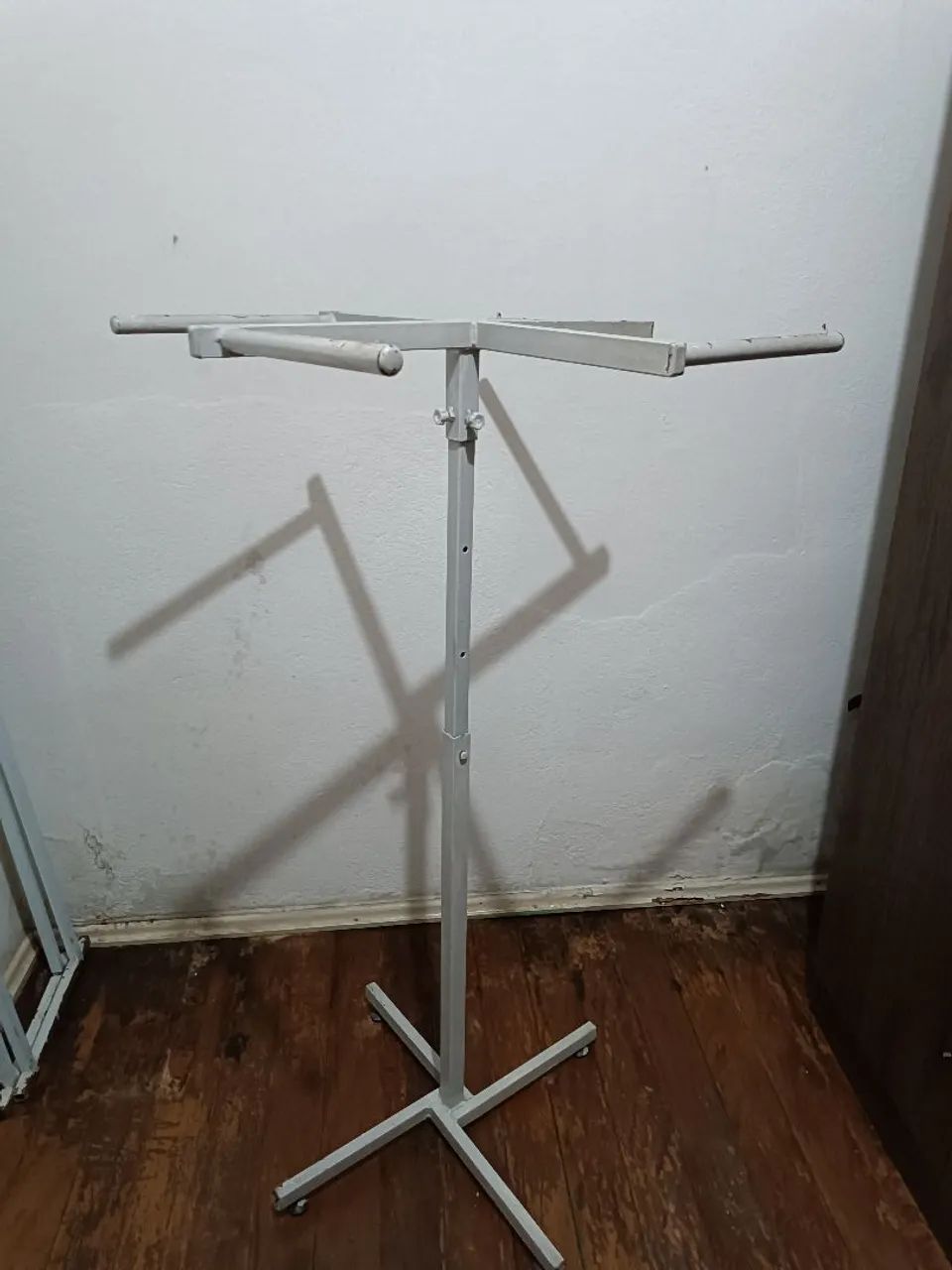 Araras de chão pra lojas de roupas  - Foto 5