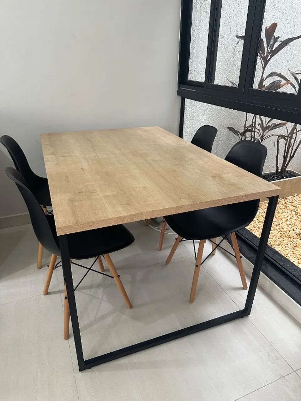 CONJUNTO DE MESA COM 4 CADEIRAS EIFFEL