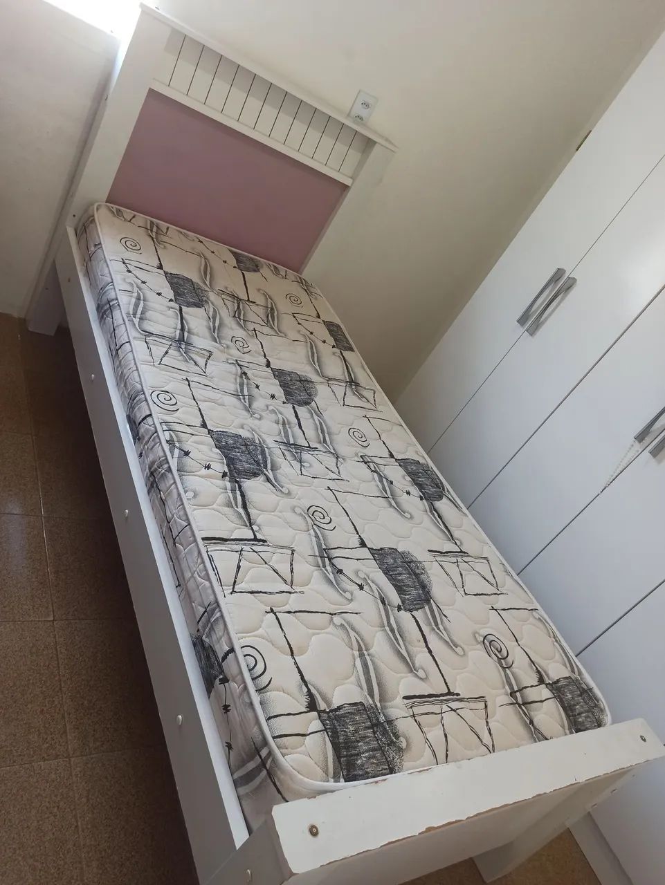 Cama solteiro dupla face em madeira com colchão - Foto 3