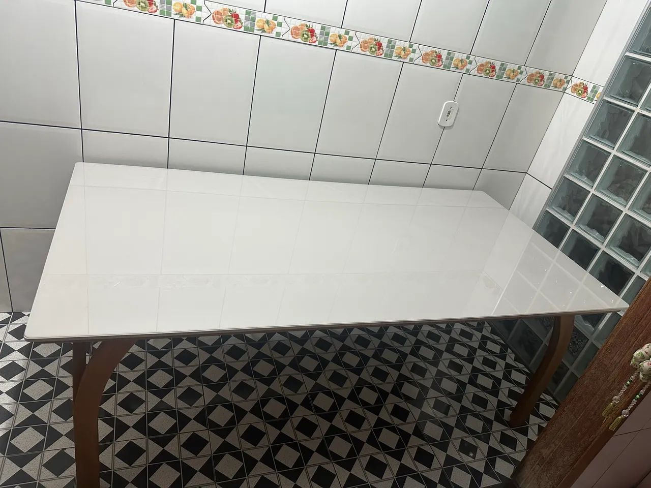 Mesa de vidro na cor branca sem detalhes nova sem cadeiras - Foto 5