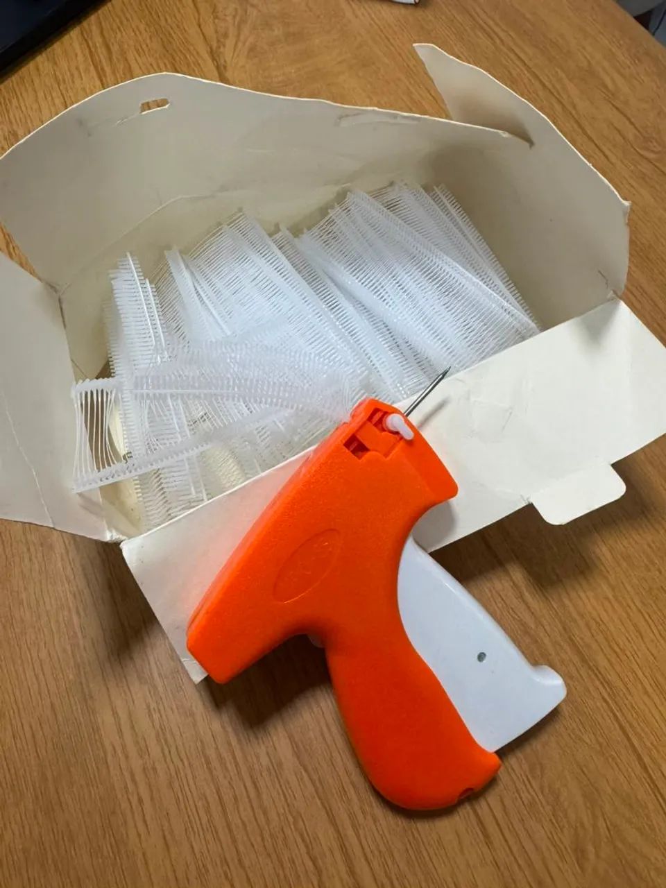 Vendo pistola de etiqueta + fixador 