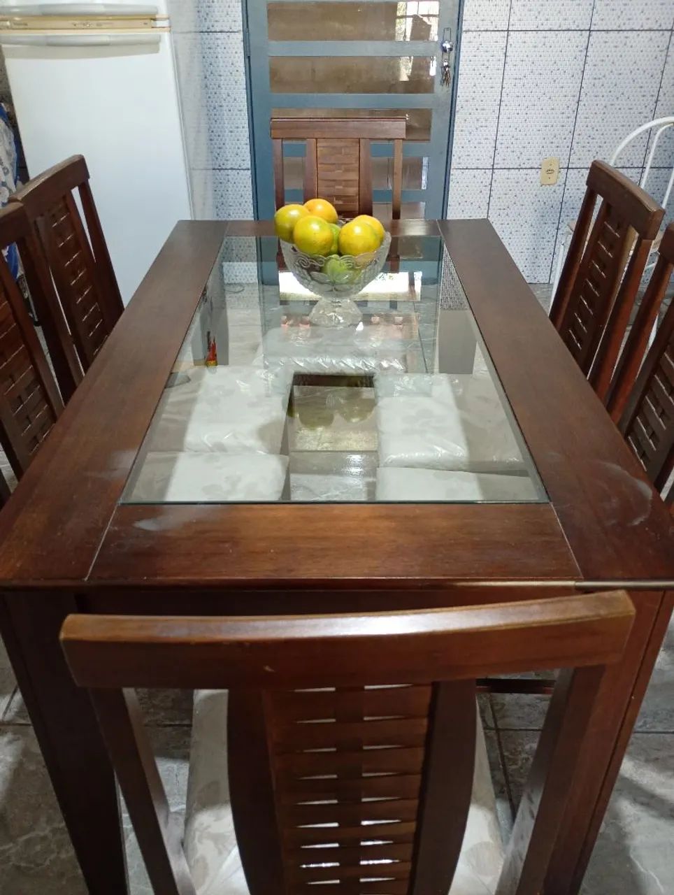 Mesa ,tampo de vidro com 6 cadeiras. - Foto 2