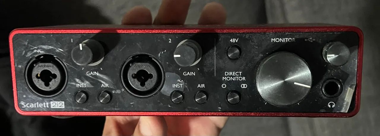 Interface de áudio Focusrite Scarlett 2i2 3ª Geração c/Microfone original  - Foto 4