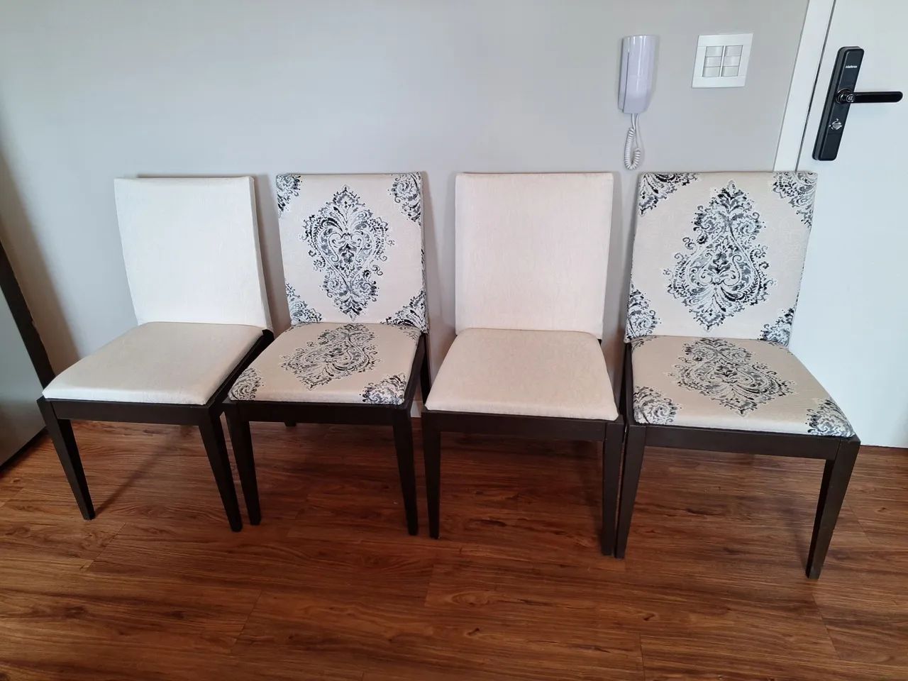 Jogo de 4 cadeiras maciças