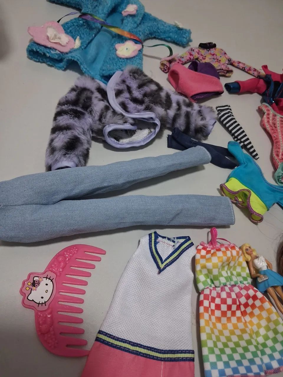 Lote Roupas e Acessórios boneca Barbie - Foto 2