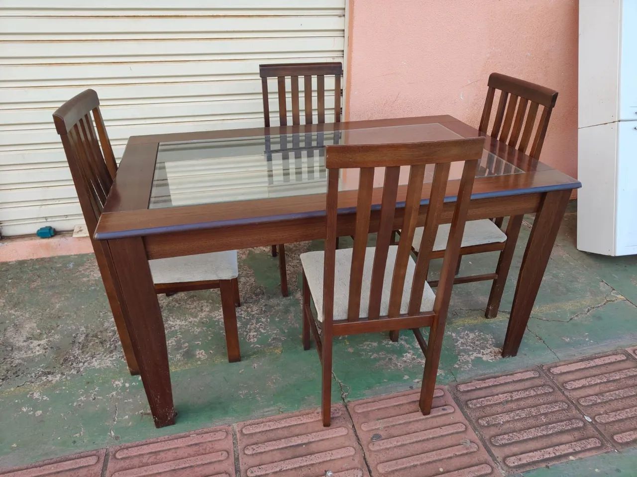 Mesa de vidro com 4 cadeiras  - Foto 2